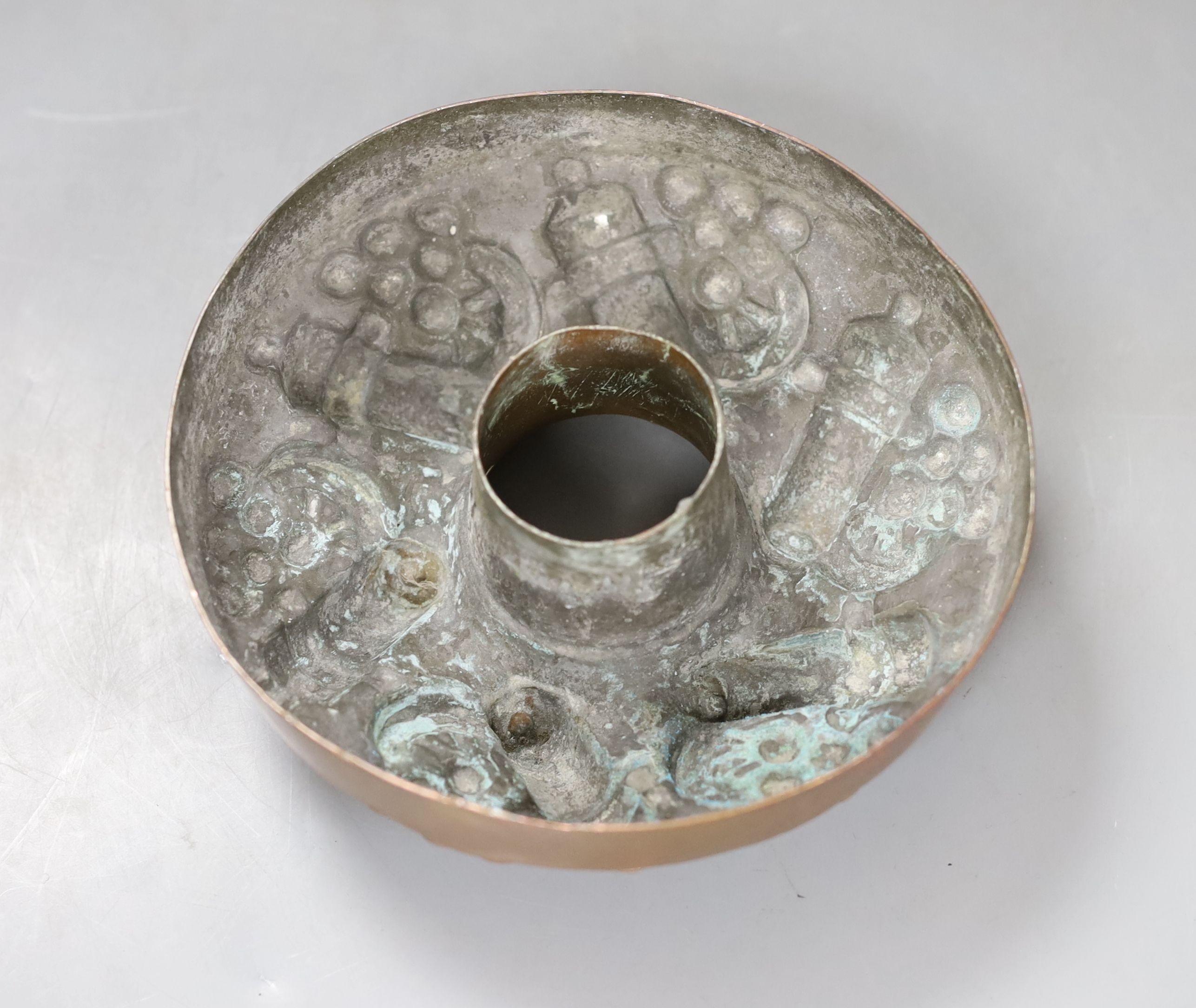A Victorian circular copper ‘cannon and ball’ jelly mould, 15cm. diam.